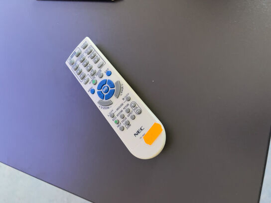 Projektor NEC ME301W inkl. lærred & CREATIVE højttalere