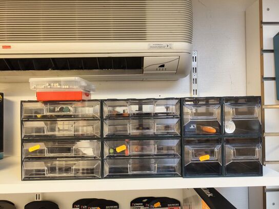 3 komponentskabe inkl. indhold (se billeder)