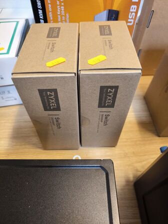 2 stk. ZYXEL GS1005HP 5 port netværksswitche (ubrugt)