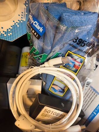 Kasse med blandet IT udstyr (se billeder)