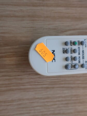 Projektor NEC ME311W inkl. lærred & div. afbilledet tilbehør