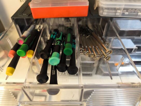 3 komponentskabe inkl. indhold (se billeder)