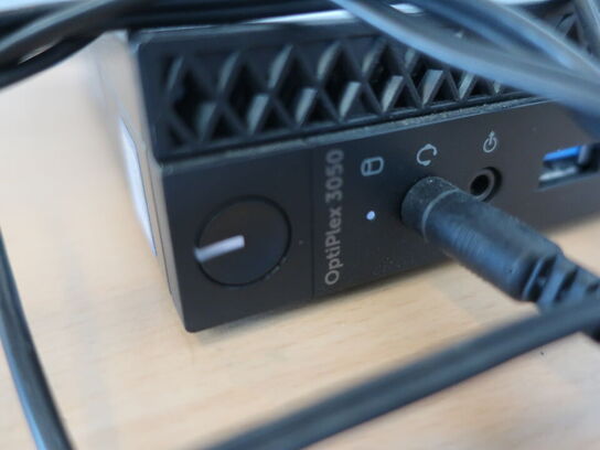 DELL OptiPlex 3050 | Intel i5-7500T | 8 GB | 256 GB SSD | SAMSUNG 22" skærm