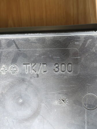 17 stk. plastkasser TK300 m. låg inkl. indhold (div. IT udstyr)