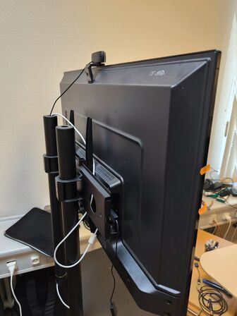 Fladskærms TV 43" PHILIPS 43PFS5505/12 på stativ