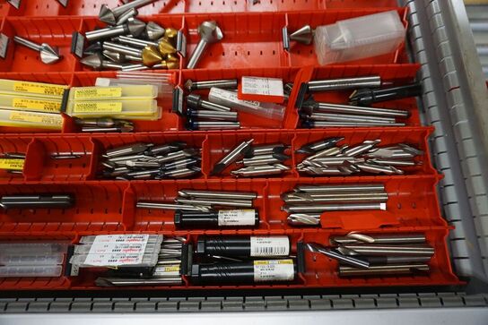 Diverse bor i skuffe