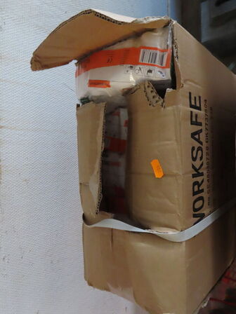 Fire salgsreoler og parti handsker