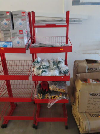 Fire salgsreoler og parti handsker