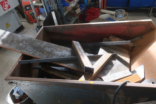 Vippecontainer med indhold