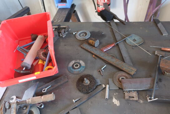 Svejsebord med skruetvinger, vinkelsliber m.m.