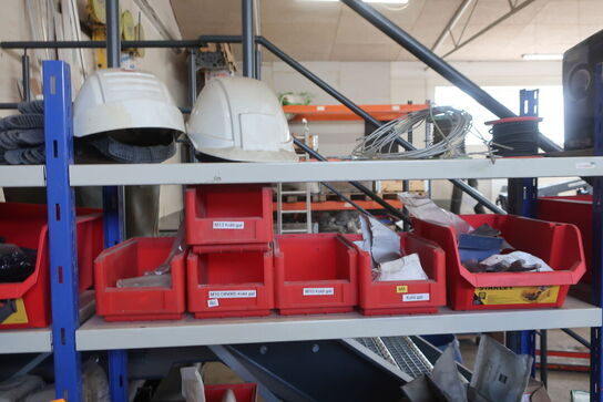 3 stk. lagerreoler med div. Arbejdshandsker, svejsehandsker m.m.