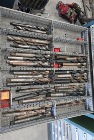 Stålskab med div. Bor