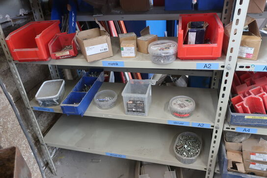 2 stk. lagerreoler med div. Bolte, varelager m.m.