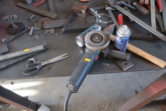 Svejsebord med skruetvinger, vinkelsliber m.m.