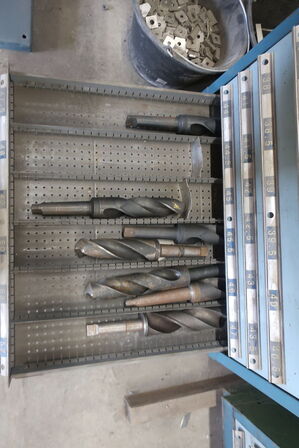 Stålskab med div. Bor