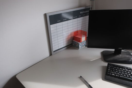 El. hæve/sænke skrivebord med 2 stk. computerskærme ACER, tastatur og mus