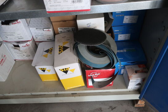 Stålskab med div. Værktøj og reservedele m.m.