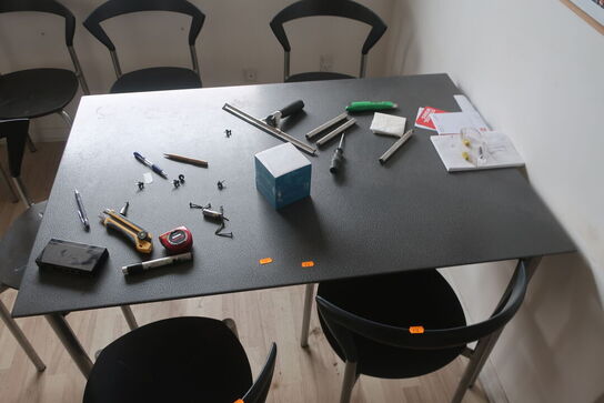 Bord med 7 stk. stole