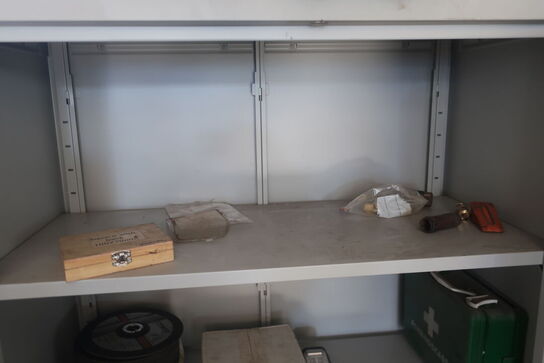 Stålskab med div. Værktøj og reservedele m.m.