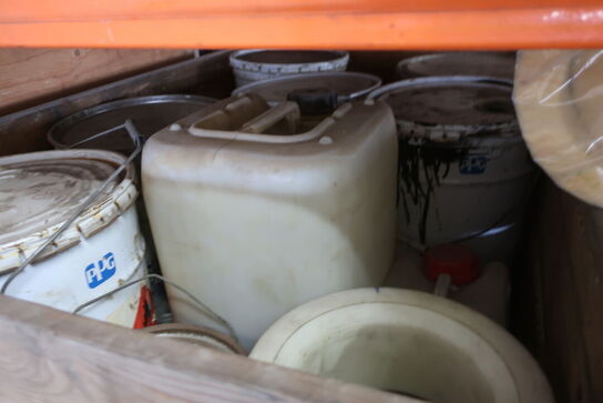 2 stk. paller med div. Maling m.m.