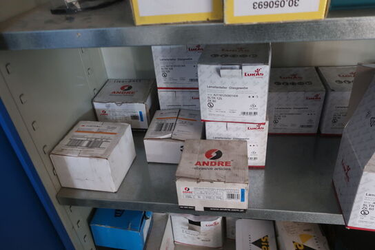 Stålskab med div. Værktøj og reservedele m.m.