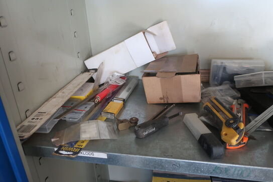 Stålskab med div. Værktøj og reservedele m.m.