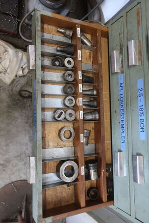 Stålskab med div. Bor, lokkestempler m.m.