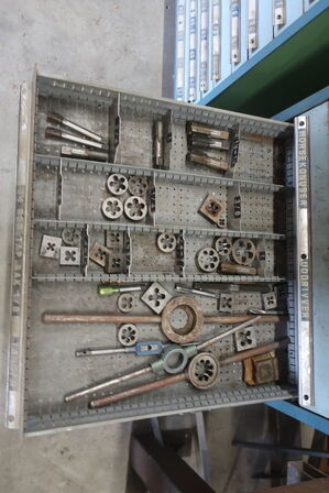 Stålskab med div. Bor, borepatroner, rør tap m.m.