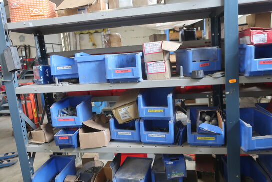 2 stk. lagerreoler med div. Bolte, varelager m.m.