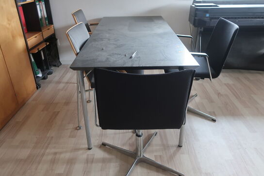 Bord med 4 stk. stole 