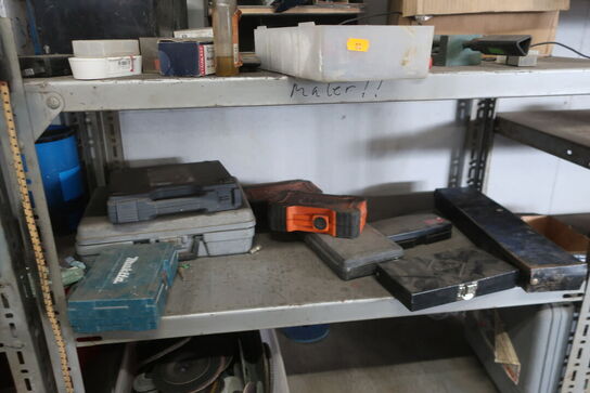 3 stk. lagerreoler med div. Værktøj, varelager, batterier m.m.