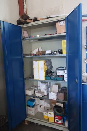 Stålskab med div. Værktøj og reservedele m.m.