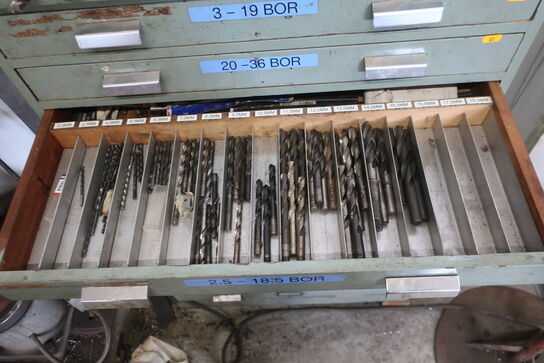 Stålskab med div. Bor, lokkestempler m.m.