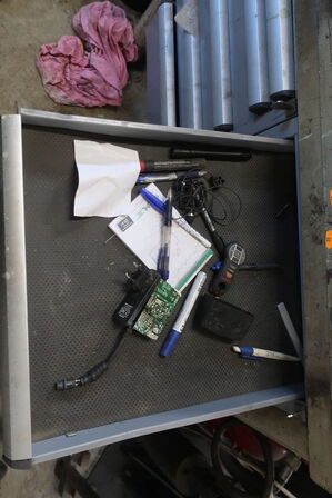 Arbejdsbord med skruestik, div. Værktøj m.m.