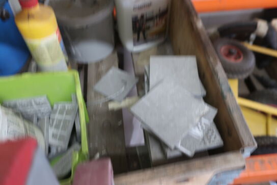 2 stk. paller med div. Maling m.m.