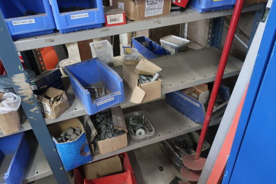 2 stk. lagerreoler med div. Bolte, varelager m.m.