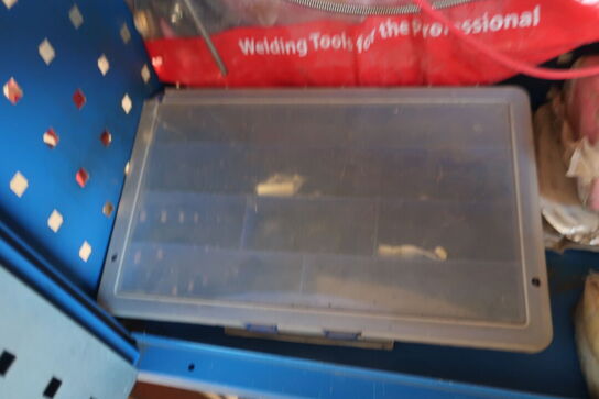 Stålskab med indhold samt div. Trykluftværktøj