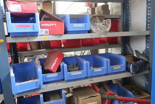 2 stk. lagerreoler med div. Bolte, varelager m.m.