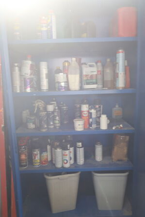 Stålskab med div. Plejemidler