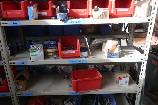 2 stk. lagerreoler med div. Bolte, varelager m.m.