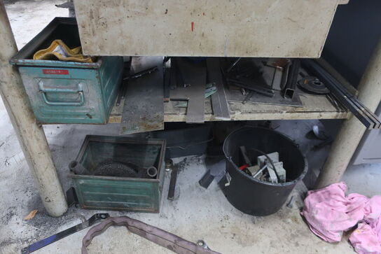 Arbejdsbord med skruestik, div. Værktøj m.m.