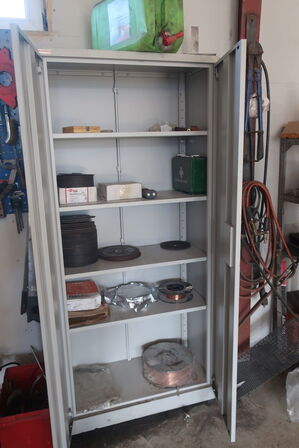 Stålskab med div. Værktøj og reservedele m.m.