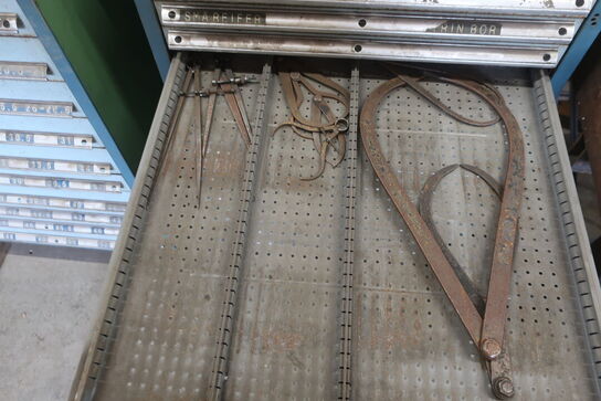 Stålskab med div. Bor, borepatroner, rør tap m.m.