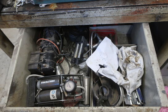 Arbejdsbord med skruestik, div. Værktøj m.m.