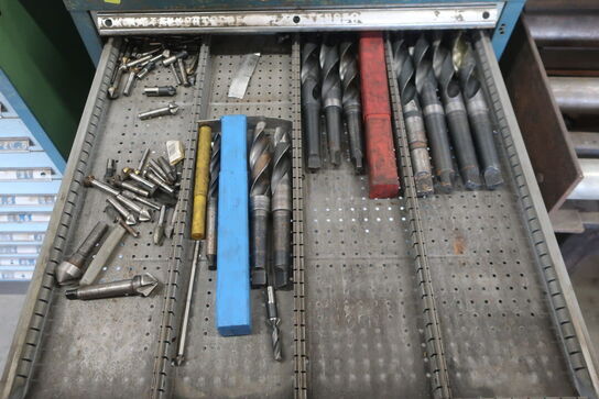 Stålskab med div. Bor, borepatroner, rør tap m.m.