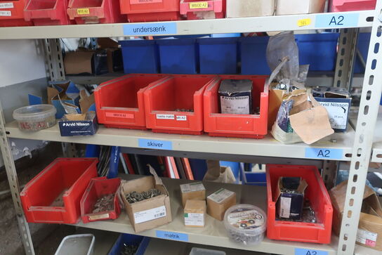 2 stk. lagerreoler med div. Bolte, varelager m.m.