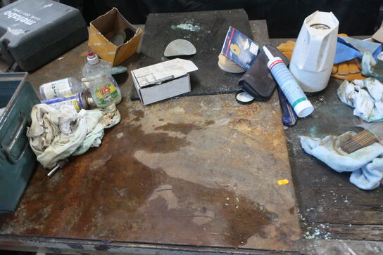 Arbejdsbord med skruestik, div. Værktøj m.m.