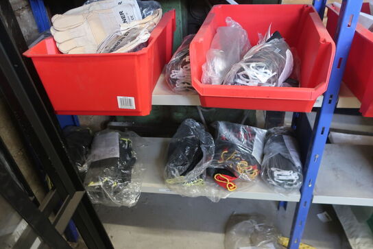 3 stk. lagerreoler med div. Arbejdshandsker, svejsehandsker m.m.