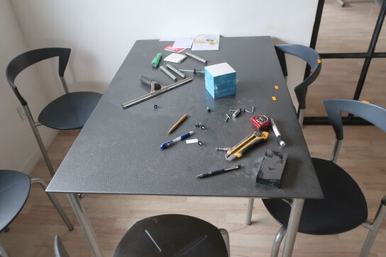 Bord med 7 stk. stole