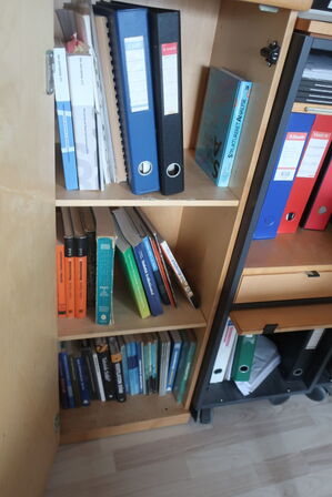 2 stk. skabe samt 2 stk. reoler